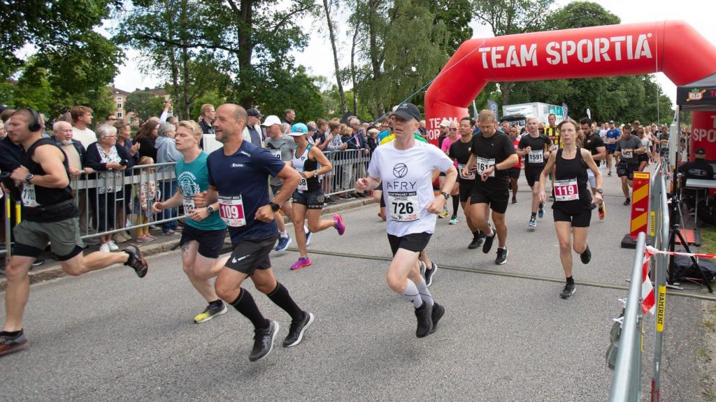 Kan vara en bild av 5 personer, folkmassa och text