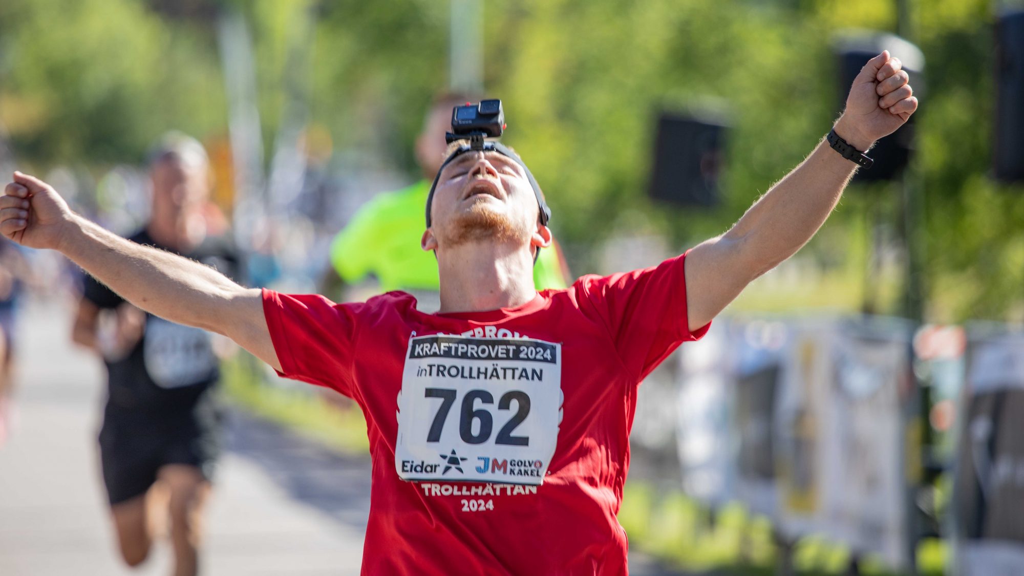Lycklig löpare som springer i mål på Kraftprovet i Trollhättan 2024.