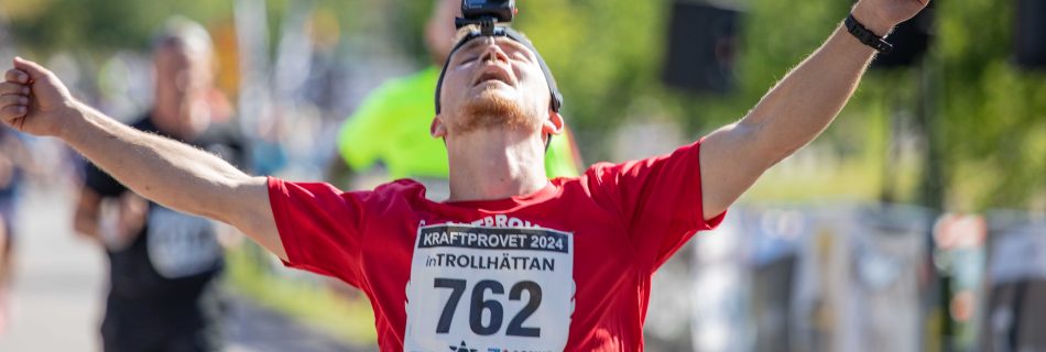 Lycklig löpare som springer i mål på Kraftprovet i Trollhättan 2024.